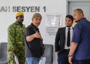 SEORANG pesara tentera mengaku tidak bersalah di Mahkamah Sesyen di sini hari ini atas pertuduhan membuat hantaran jelik membabitkan agama, kaum dan institusi diraja (3R) pada Disember tahun lalu di Mahkamah Sepang. - UTUSAN/FAISOL MUSTAFA