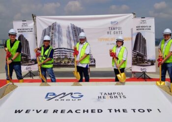 SAKERI Maming (tengah) menyempurnakan gimik sempena Majlis Perasmian dan Pencapaian Projek Tampoi Heights, di Johor Bahru, hari ini.