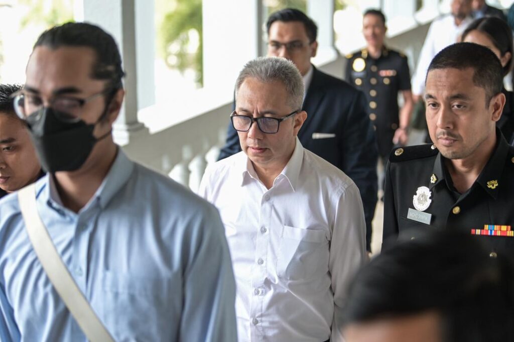 Ketua Pengarah Jupem didakwa guna kedudukan untuk peroleh suapan