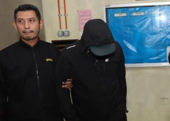 MOHD Firdaus Kamal (kanan) diiringi oleh seorang anggota SPRM ketika tiba di Mahkamah Sesyen Butterworth, Pulau Pinang hari ini.- UTUSAN/DANIAL SAAD