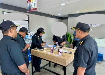 ANGGOTA penguat kuasa KPDN Kelantan menjalankan siasatan ke atas sebuah premis yang didakwa mengenakan caj membaik pulih kalkulator RM30 di Kota Bharu, Kelantan semalam.