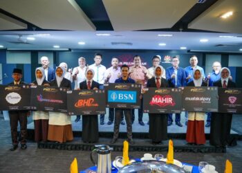 ASYRAF Wajdi Dusuki bersama Presiden Muafakat MARA, Datuk Sayed Alfeizal Sayed Ahmad (limq kiri belakang) bersam rakan strategik dan pelajar-pelajar pada Majlis Peluncuran Pertandingan Pidato Piala Pengerusi MARA 2026 di Medan MARA. Pix/ Saddam Yusoff