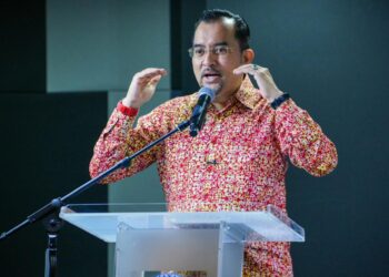 Datuk Dr. Asyraf Wajdi Dusuki bersama Presiden Muafakat MARA, Datuk Sayed Alfeizal Sayed Ahmad (kanan) beramah mesra bersama pelajar-pelajar selepas Majlis Peluncuran Pertandingan Pidato Piala Pengerusi MARA 2026 di Medan MARA. Foto : Saddam Yusoff