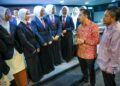 Pengerusi MARA, Datuk Dr. Asyraf Wajdi Dusuki bersama Presiden Muafakat MARA, Datuk Sayed Alfeizal Sayed Ahmad (kanan) beramah mesra bersama pelajar-pelajar selepas Majlis Peluncuran Pertandingan Pidato Piala Pengerusi MARA 2026 di Medan MARA. Foto : Saddam Yusoff