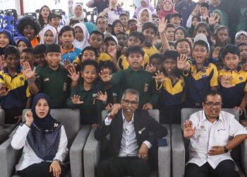 S. KARUNANITHY (duduk, tengah) ketika hadir merasmikan Program Wira Anti Rasuah (WAR) bersama SPRM Pulau Pinang di SK St. Mark, Perai, Butterworth, Pulau Pinang hari ini.-UTUSAN/DANIAL SAAD