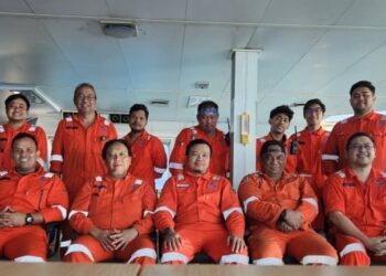 MUHAMMAD Kamal Idhamuddin Kamal Arifin (belakang, dua dari kanan) bersama sebahagian rakan-rakan kru yang masih belum pulang ketika bergambar atas kapal Berkat Tuah yang kini terkandas di Pelabuhan Hamriyah, Dubai, UAE.