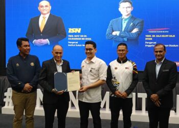 MENTERI Belia Dan Sukan, Dr Mohammed Taufiq Johari(tengah) melakukan gimik pelancaran  majlis peluncuran Banggunan Pusat Prestasi Tinggi dan Dokumen Pelan Bakat Sukan Kebangsaan (MYTP) di Institut Sukan Negara (ISN) hari ini