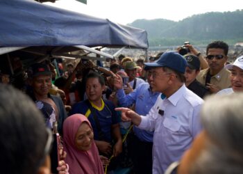 ANWAR Ibrahim menyantuni mangsa yang terjejas kebakaran di Kampung Bahagian, Batu Sapi Sandakan hari ini.-PEJABAT PERDANA MENTERI