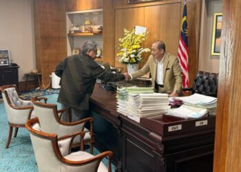 PANDIKAR Amin Mulia (kiri) ketika bertemu dengan Hajiji, semalam.