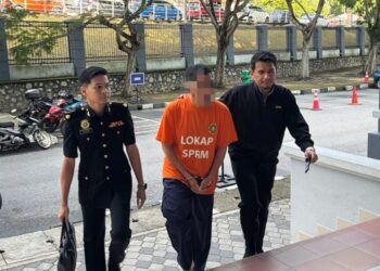 SEORANG lelaki yang juga merupakan pendakwah bebas diiringi pegawai SPR ketika hadir di Kompleks Mahkamah Seremban di Seremban 2, Negeri Sembilan bagi permohonan reman ke atasnya berhubung kes disyaki menyalahgunakan kuasa dan menyeleweng dana sebuah NGO GAMBAR /IHSAN SPRM