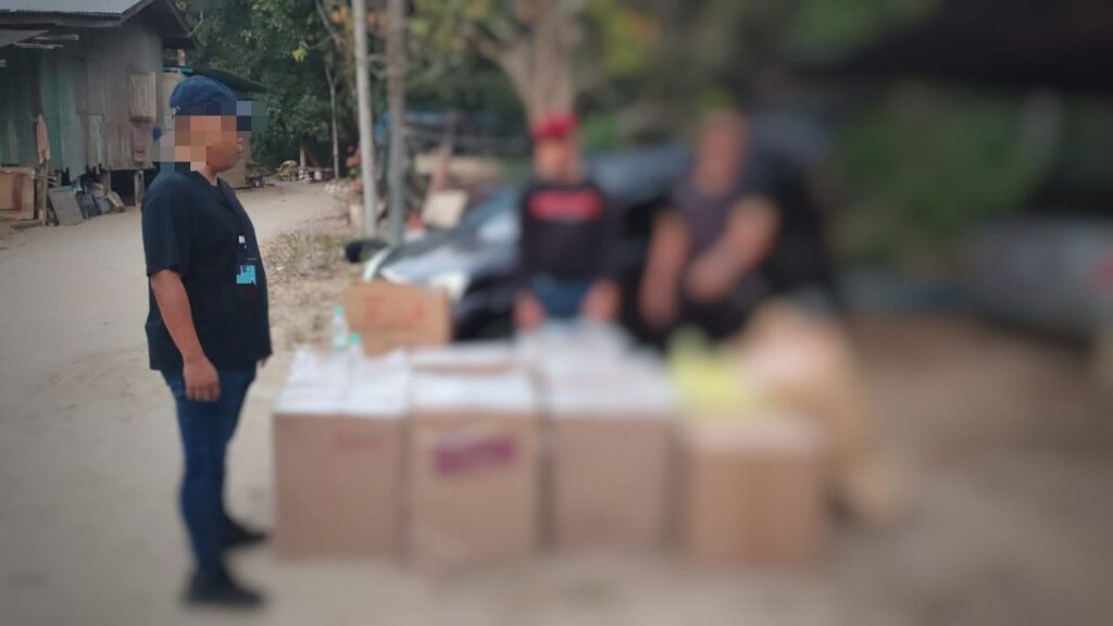 Dua lelaki ditahan bersama rokok, beras seludup