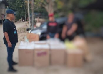 KEDUA-dua suspek ditahan bersama barangan rampasan di Selising, Pasir Puteh, Kelantan hari ini-IHSAN POLIS.