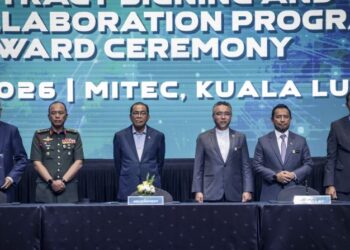 MOHAMED Khaled Nordin (tiga dari kiri) bersama timbalannya, Adly Zahari (tiga dari kanan) bergambar dengan Ketua Setiausaha Kementerian Pertahanan, Datuk Lokman Hakim Ali (dua, kanan) dan dua wakil syarikat kontraktor selepas menandatangani penganugerahan kontrak dan Program Kerjasama  Industri (ICP) pada Pameran Perkhidmatan Pertahanan Asia (DSA) dan Pameran Keselamatan Kebangsaan (NATSEC) Asia 2026 di Pusat Pameran dan Dagangan Antarabangsa Malaysia (MITEC), Kuala Lumpur, hari ini. Turut menyaksikan, Panglima Angkatan Tentera, Jeneral Datuk Malek Razak Sulaiman (dua, kiri). - UTUSAN/MUHAMAD IQBAL ROSLI