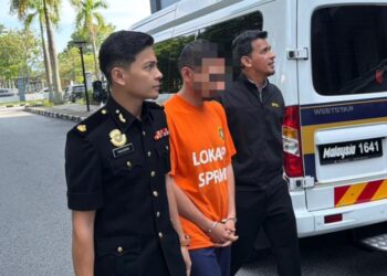 SEORANG lelaki yang juga merupakan pendakwah bebas diiringi pegawai SPR ketika hadir di Kompleks Mahkamah Seremban di Seremban 2, Negeri Sembilan bagi permohonan reman ke atasnya berhubung kes disyaki menyalahgunakan kuasa dan menyeleweng dana sebuah NGO. - IHSAN SPRM