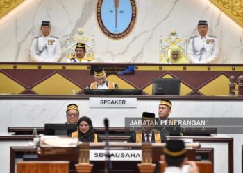 Yang di Pertua Negeri Sabah, Tun Musa Aman ketika membacakan teks ucapan dasar kerajaan bersempena Istiadat Pembukaan Penggal Pertama Dewan Undangan Negeri Sabah ke-17 bertempat di bangunan Dewan Undangan Negeri (DUN) Sabah - ihsan Jabatan Penerangan Sabah