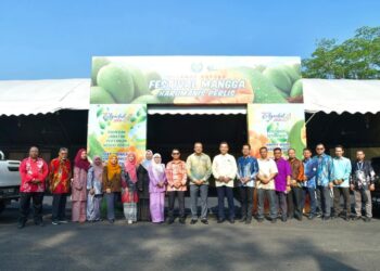 NOOR Azman Abdul Rahman bergambar bersama di laman festival mangga harumanis bersempena Perlis Agrofest 2026 yang berlangsung tiga hari di Sungai Batu Pahat, Kangar, Perlis.-UTUSAN/IZLIZAN OTHMAN
