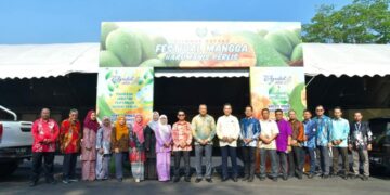 NOOR Azman Abdul Rahman bergambar bersama di laman festival mangga harumanis bersempena Perlis Agrofest 2026 yang berlangsung tiga hari di Sungai Batu Pahat, Kangar, Perlis.-UTUSAN/IZLIZAN OTHMAN
