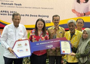 HANNAH Yeoh menyampaikan Sijil Pemilikan Unit Kediaman PBJ@Wilayah Persekutuan kepada salah seorang penerima di Dewan Serbaguna Perumahan Awam Desa Rejang, Setapak, Kuala Lumpur hari ini.