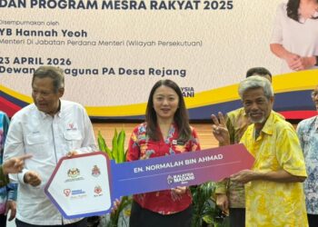 HANNAH Yeoh menyampaikan Sijil Pemilikan Unit Kediaman PBJ@Wilayah Persekutuan kepada salah seorang penerima di Dewan Serbaguna Perumahan Awam Desa Rejang, Setapak, Kuala Lumpur hari ini.