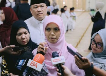 MARHAMAH Rosli semasa menjawab soalan media selepas menyantuni pelajar tadika yang menyertai kursus haji cilik di Masjid Jamek Muhammadi, Kota Bharu, Kelantan hari ini-UTUSAN/KAMARUL BISMI KAMARUZAMAN.