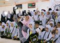 MARHAMAH Rosli berswafoto dengan kanak-kanak yang menyertai program haji cilik di Masjid Jamek Muhammadi, Kota Bharu, Kelantan hari ini-UTUSAN/KAMARUL BISMI KAMARUZAMAN.