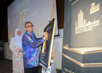 KETUA Setiausaha Negara merangkap Pengerusi Institut Integriti Malaysia (IIM), Tan Sri Shamsul Azri Abu Bakar (kanan) melakukan gimik pelancaran buku 2 Dekad INTEGRITI: Menjujung Amanah, Memacu Integriti pada Program Bual Bicara Integriti sempena Sambutan Ulang Tahun Ke-22 IIM di Menara Integriti di sini hari ini.