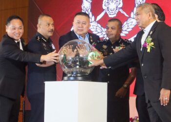 AYOB Khan Mydin Pitchay (tengah) diiringi Penasihat Khas Forum Perdana CCPSS, Datuk Seri Khaw Kok Chin (dua dari kanan) ketika hadir merasmikan forum berkenaan di George Town, Pulau Pinang.-UTUSAN/DANIAL SAAD