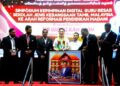 WONG Kah Woh (lima dari kiri) menerima cenderamata selepas merasmikan Simposium Kepemimpinan Digital Guru Besar SJKT Malaysia Ke Arah Reformasi Pendidikan MADANI di Dewan Konvensyen Freeport A'Famosa semalam. - UTUSAN/AMRAN MULUP