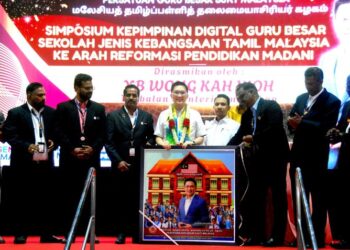 WONG Kah Woh (lima dari kiri) menerima cenderamata selepas merasmikan Simposium Kepemimpinan Digital Guru Besar SJKT Malaysia Ke Arah Reformasi Pendidikan MADANI di Dewan Konvensyen Freeport A'Famosa semalam. - UTUSAN/AMRAN MULUP