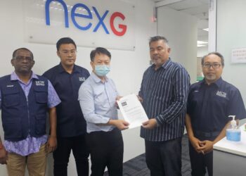 JAIS Abdul Karim menyerahkan memorandum kepada wakil syarikat NexG di pejabat berkenaan di Kuala Lumpur.