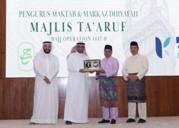 MOHD. Hisham Harun menyampaikan cenderamata kepada wakil syarikat dilantik TH dalam Majlis Ta’aruf Operasi Haji 2026 di Mekah.