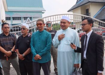 MUHAMMAD FAWWAZ Mohamad Jan (dua dari kanan) bersama peguamnnya, Yazid Khairul Azman (kanan) ketika ditemui di pekarangan pejabat agama daerah SPU di Butterworth, Pulau Pinang.-UTUSAN/DANIAL SAAD