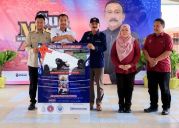 RUSLIN Jusoh (tiga kanan) menyerahkan poster berkaitan bahaya dadah semasa Majlis Sua Mesra Ketua Pengarah AADK di Sekolah Menengah Kebangsaan (SMK) Penambang, Kota Bharu, Kelantan hari ini-UTUSAN/KAMARUL BISMI KAMARUZAMAN.