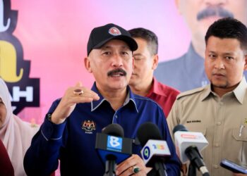 MOHD. Ruslin Jusoh semasa menjawab soalan daripada wartawan semasa sidang media  selepas merasmikan Program Sua Mesra AADK di Sekolah Menengah Kebangsaan (SMK) Penambang, Kota Bharu, Kelantan hari ini.-UTUSAN/KAMARUL BISMI KAMARUZAMAN.