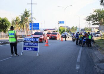 SEKATAN jalan raya yang dilakukan oleh polis di laluan menuju Lapangan Terbang Sultan Ismail Petra, Pengkalan Chepa, Kota Bharu, Kelantan hari ini-UTUSAN/KAMARUL BISMI KAMARUZAMAN