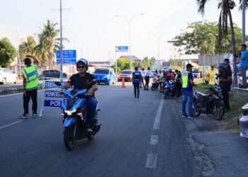SEKATAN jalan raya yang dilakukan oleh polis di laluan menuju Lapangan Terbang Sultan Ismail Petra, Pengkalan Chepa, Kota Bharu, Kelantan baru-baru ini-UTUSAN/KAMARUL BISMI KAMARUZAMAN