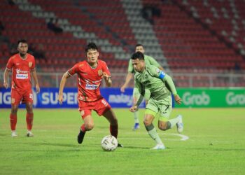 FAISAL Halim cuba melepasi pertahanan pasukan Kelantan FC pada perlawanan Liga Super 2025/2026 di Stadium Sultan Muhammad ke IV, Kota Bharu.-FOTO/KAMARUL BISMI KAMARUZAMAN