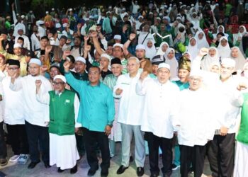 BARISAN kepemimpinan Pas mengangkat tangan selepas Pelancaran Jentera Pilihan Raya Pas Negeri Melaka di Dewan Mualim Haji Abdul Wahid, Bukit Katil, Melaka malam tadi.