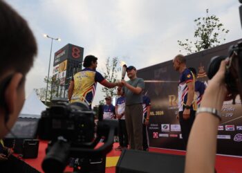 RAJA Muda Selangor, Tengku Amir Shah Sultan Sharafuddin Idris Shah menerima obor larian sambil diiringi Shazeli Kahar pada Program Larian Diraja Selangor Bersama PDRM dan Masyarakat di Elmina Lake Side Mall, Shah Alam, Selangor hari ini.