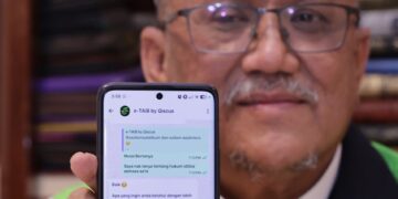 SHAHRIN Awaluddin menunjukan aplikasi e-TAIB ketika ditemui di Tanah Suci Mekah, baru-baru ini.