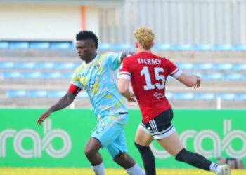 KAPTEN Penang FC, Obilor Faith Friday (kiri) cuba mengawal bola daripada dirampas oleh pemain Sabah FC, Fergus Tierney dalam aksi Liga Super di Stadium Bandaraya, Pulau Pinang yang berkesudahan tanpa jaringan, petang tadi.-FACEBOOK/MALAYSIAN FOOTBALL LEAGUE