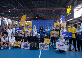 Ketua Pengarah MyIPO, Yusnieza Syarmila Yusoff (tengah) bergambar bersama peserta Pickelball di Hari Harta Intelek Negara 2026 dari Idea ke Podium di Ajak PickleGround @ Jiospace, Seksyen 19 hari ini. - UTUSAN/M. FIRDAUS M. JOHARI