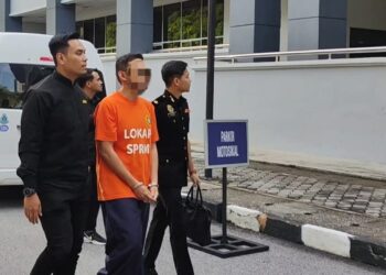 PENDAKWAH bebas berusia lingkungan 30-an diiringi pegawai SPRM ketika hadir di Kompleks Mahkamah Seremban di Seremban 2, Negeri Sembilan bagi permohonan sambung reman hari ini.