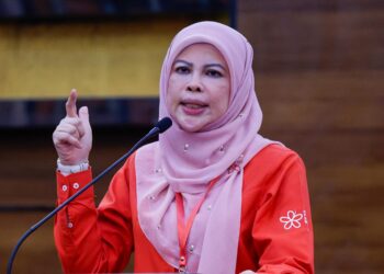 RINA Harun ketika berucap di Konvensyen Bersatu Selangor di IDCC di sini, hari ini. -UTUSAN/SHIDDIEQIN ZON