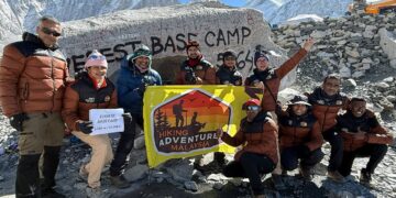 Thamayanthi (dua dari kiri) mencabar diri dengan menyertai pendakian ke Kem Induk Everest.