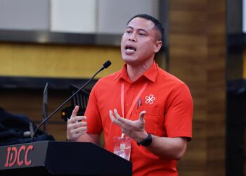 HAFIZAN Naimman Jeesin ketika berucap di Konvensyen Bersatu Selangor di IDCC di sini, hari ini. -UTUSAN/SHIDDIEQIN ZON