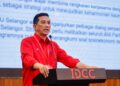 MOHAMED Azmin Ali ketika berucap di Konvensyen Bersatu Selangor di IDCC di sini, hari ini. -UTUSAN/SHIDDIEQIN ZON