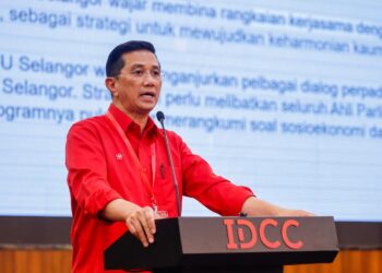 MOHAMED Azmin Ali ketika berucap di Konvensyen Bersatu Selangor di IDCC di sini, hari ini. -UTUSAN/SHIDDIEQIN ZON