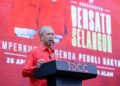 MUHYIDDIN Yassin ketika berucap di Konvensyen Bersatu Selangor di IDCC di sini, hari ini. -UTUSAN/SHIDDIEQIN ZON
