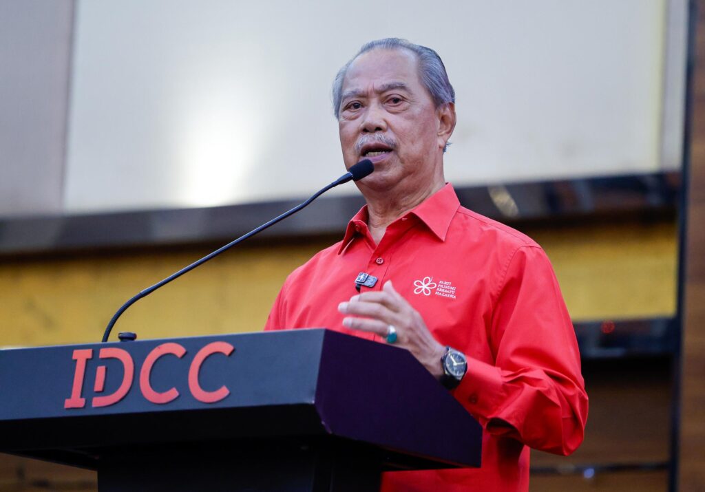 Muhyiddin bandingkan Azmin dan Hamzah